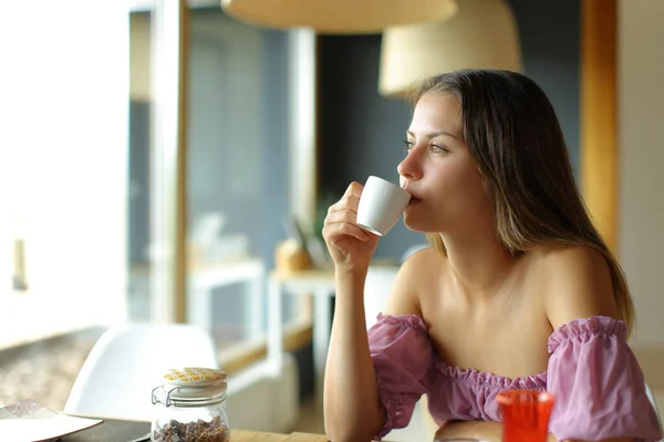 Junge Frau Trinkt Kaffee Und Blickt Aus Dem Fenster Eines — Stockfoto