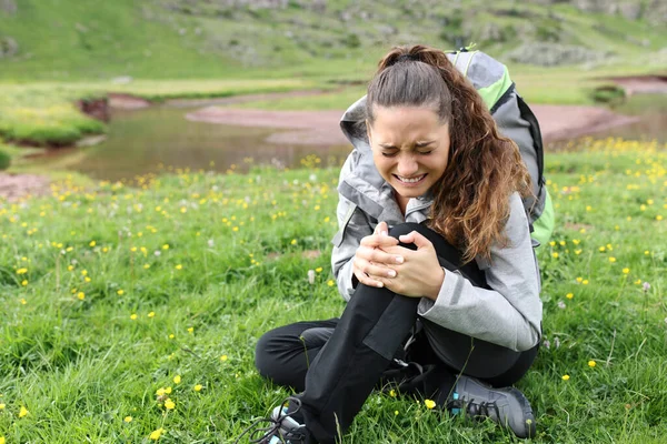 Hiker Menderita Sakit Lutut Setelah Kecelakaan Yang Mengeluh Sendirian Alam Stok Foto Bebas Royalti