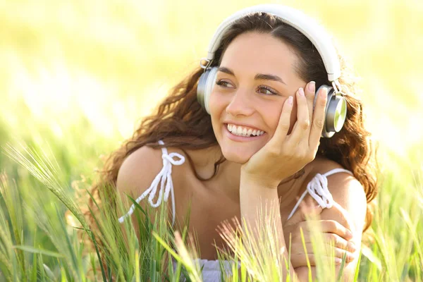 Femme Heureuse Portant Des Écouteurs Riant Écoutant Musique Dans Champ — Photo