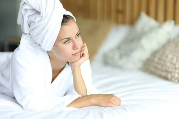 Mulher Pensativa Depois Tomar Banho Contemplando Deitar Cama Casa — Fotografia de Stock