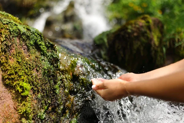 Nahaufnahme Porträt Einer Frau Hände Einem Wasserfall Fangen Rohwasser — Stockfoto