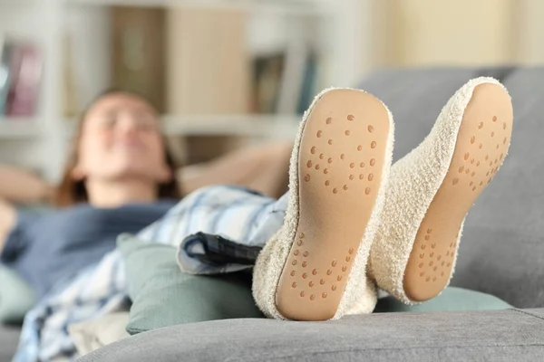 Mulher Feliz Usando Chinelos Descansando Sofá Casa — Fotografia de Stock