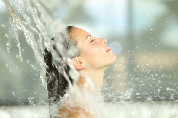 Donna Sotto Getto Acqua Fare Bagno Spa Respirando Aria Fresca — Foto Stock