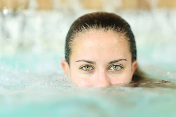 Giovane Donna Guardando Fotocamera Con Bellissimi Occhi Verdi Fare Bagno — Foto Stock