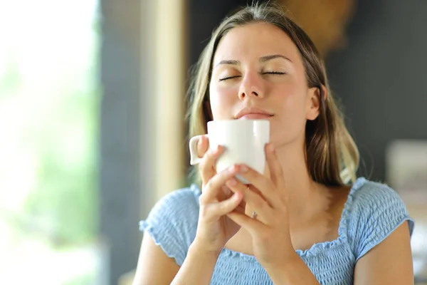 Ung Kvinna Luktar Kaffe Doft Från Kopp Restaurang — Stockfoto