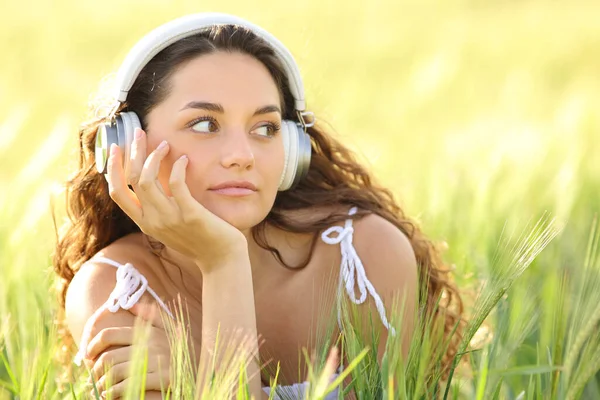 Розслаблена Жінка Відпочиває Слухаючи Музику Навушниками Пшеничному Полі — стокове фото