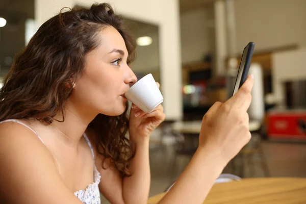 Perfil Uma Mulher Bebendo Café Verificando Celular Bar — Fotografia de Stock