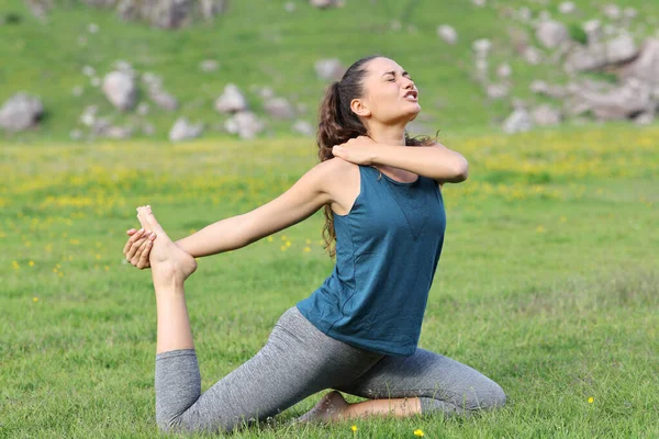 Yogi Lider Olycka Axeln Klagar Medan Gör Yoga Motion — Stockfoto