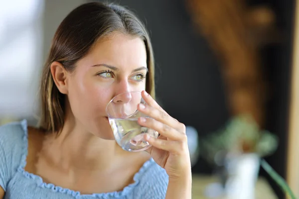 Mujer Feliz Bebiendo Agua Vidrio Contemplando Casa Restaurante — Foto de Stock