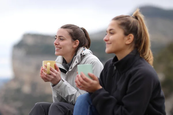 Dois Caminhantes Bebendo Café Sentado Montanha Olhando Para Longe — Fotografia de Stock