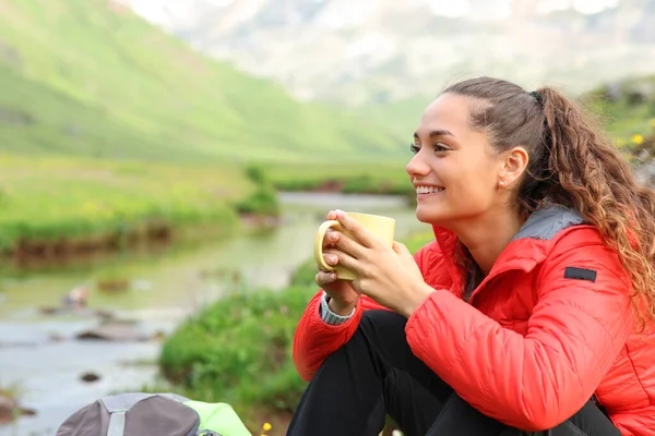 커피를 마시며 산에서 휴식을 취하는 등산객들 — 스톡 사진