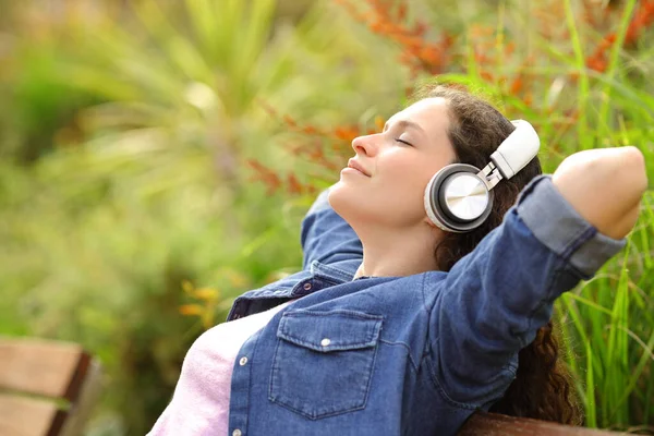 Profilo Una Donna Che Rilassa Con Musica Seduta Una Panchina — Foto Stock