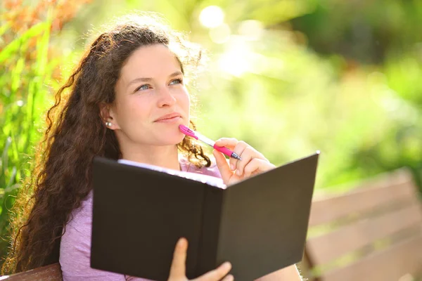 Gelukkige Vrouw Schrijven Notebook Denken Een Park — Stockfoto