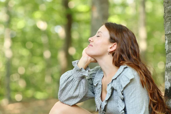 Glückliche Frau Entspannt Wald Sitzen — Stockfoto