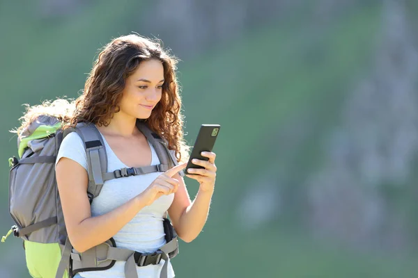 快乐的徒步旅行者在山上用智能手机行走 — 图库照片