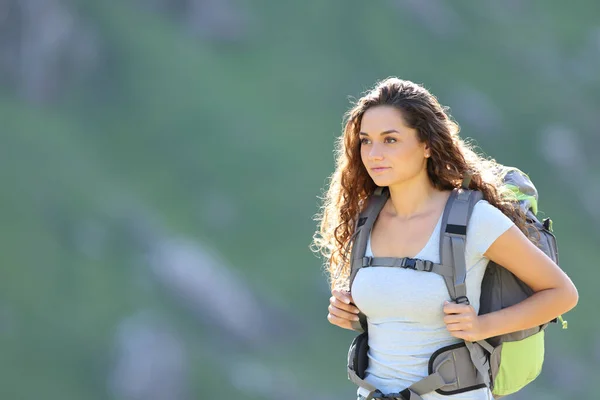 Yürüyüşçü Kadın Sırt Çantasıyla Dağda Tek Başına Yürüyor — Stok fotoğraf