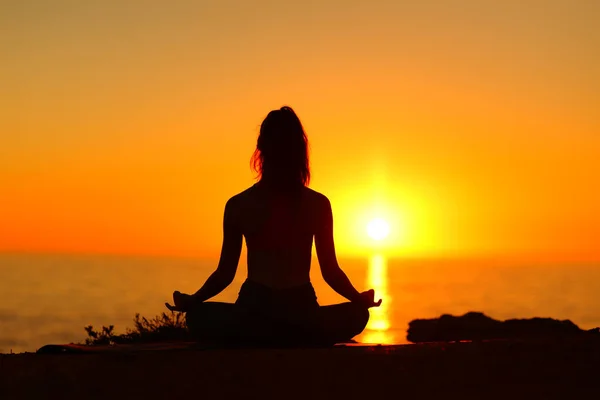 Retrato Retrovisor Una Silueta Una Mujer Haciendo Yoga Con Sol — Foto de Stock