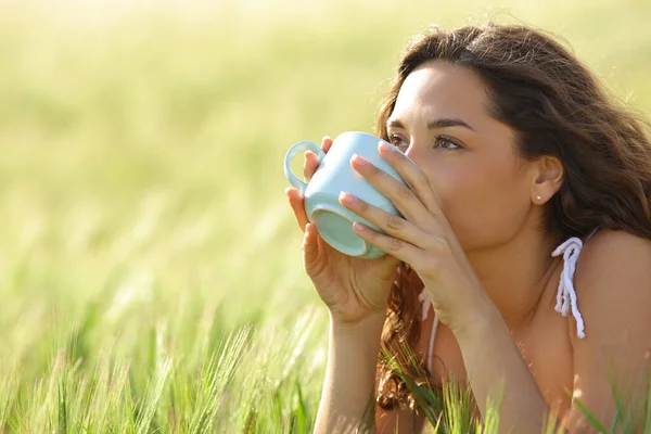 Žena Pije Kávu Relaxační Posezení Pšeničném Poli — Stock fotografie