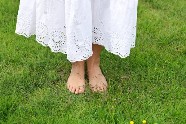 Close Woman Feet Standing Grass — Stock Photo, Image