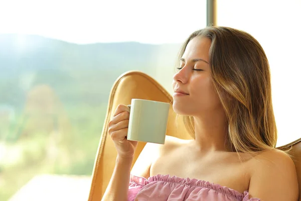 Kobieta Siedząca Domu Pachnąca Kawą Przy Oknie — Zdjęcie stockowe