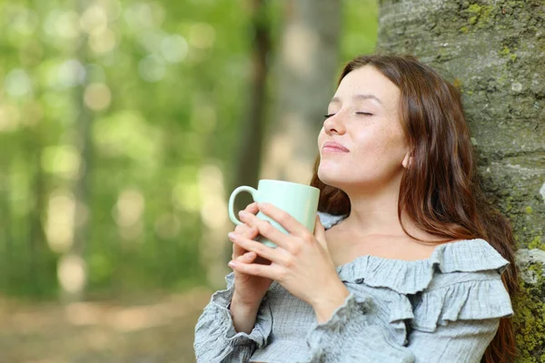 Šťastná Žena Relaxační Pití Kávy Sedí Lese — Stock fotografie