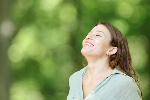 山の緑の森の中で幸せな女性の呼吸と笑顔 — ストック写真