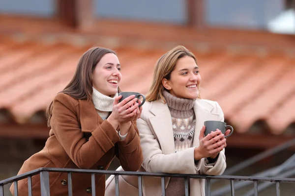 Två Vänner Vintern Pratar Och Skrattar Balkong Med Kaffekoppar — Stockfoto