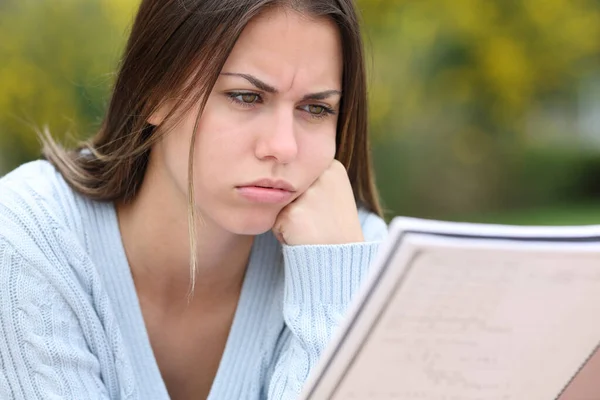 Studente Frustrato Che Studia Note Lettura Parco — Foto Stock