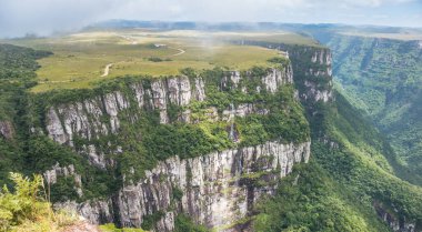 Fortaleza Kanyonunun güzel manzarası - Cambara do Sul- Rio Grande do Sul - Brezilya 