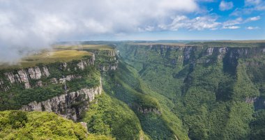 Fortaleza Kanyonunun güzel manzarası - Cambara do Sul- Rio Grande do Sul - Brezilya 
