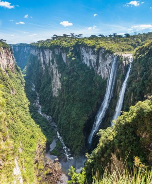 Itaimbezinho Kanyonu 'ndaki güzel bir şelale manzarası - Cambara do Sul, Rio grande do Sul, Brezilya