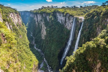 Itaimbezinho Kanyonu 'ndaki güzel bir şelale manzarası - Cambara do Sul, Rio grande do Sul, Brezilya