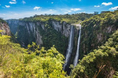 Itaimbezinho Kanyonu 'ndaki güzel bir şelale manzarası - Cambara do Sul, Rio grande do Sul, Brezilya