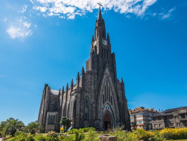 Canela, Rio Grande do Sul, Brezilya, Mart 2019 - Canela 'da ünlü bir kilise olan Katedral de Pedra' nın gündüz manzarası