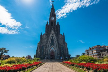 Canela, Rio Grande do Sul, Brezilya, Mart 2019 - Canela 'da ünlü bir kilise olan Katedral de Pedra' nın gündüz manzarası