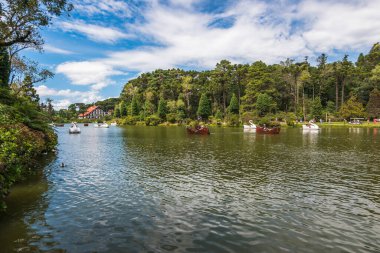 Gramado, Rio Grande do Sul, Brezilya, Mart 2019 - insanlar Lago Negro 'ya gitmek için güzel bir günün tadını çıkarıyorlar (Kara Göl)