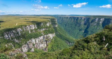 Fortaleza Kanyonunun güzel manzarası - Cambara do Sul- Rio Grande do Sul - Brezilya 