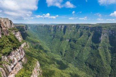 Fortaleza Kanyonunun güzel manzarası - Cambara do Sul- Rio Grande do Sul - Brezilya 