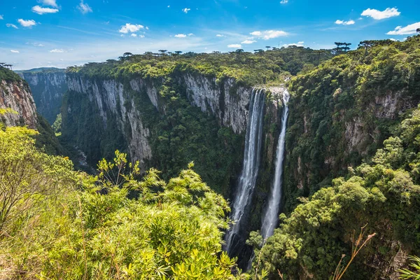 Itaimbezinho Kanyonu 'ndaki güzel bir şelale manzarası - Cambara do Sul, Rio grande do Sul, Brezilya