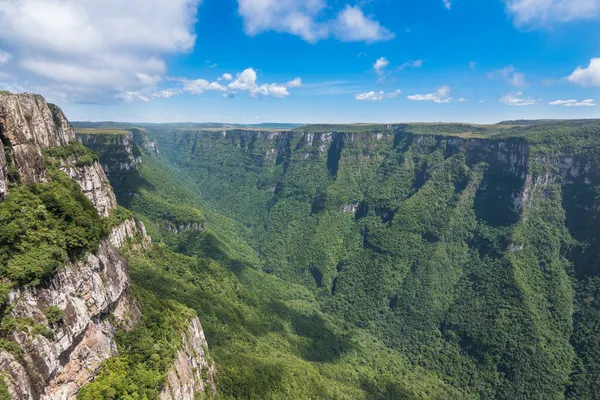 Fortaleza Kanyonunun güzel manzarası - Cambara do Sul- Rio Grande do Sul - Brezilya 