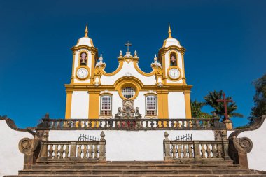 Tiradentes 'teki en eski kilise olan Igreja Matriz de Santo Antonio' nun güzel manzarası, sabah görüldü - Tiradentes, Minas Gerais, Brezilya