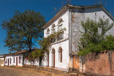 Tiradentes, Minas Gerais, Brezilya 'da eski ve güzel bir koloni evi manzarası