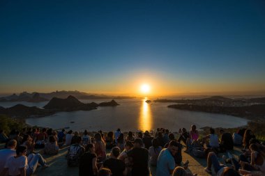 Niteroi, Rio de Janeiro, Brezilya, Haziran 2018 - insanlar Niteroi 'deki ünlü park olan Parque da Cidade' de güzel bir gün batımını izliyorlar.