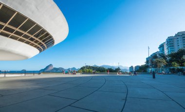 Niteroi, Rio de Janeiro, Brezilya, Haziran 2018 - MAC müzesinin diğer bir açısı, Niteroi şehrinde yer alan bir çağdaş sanat müzesi