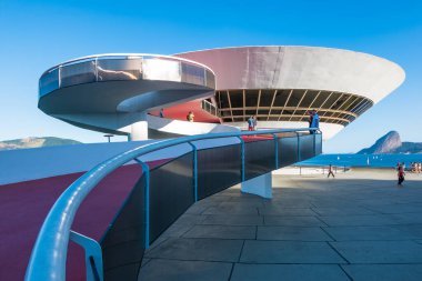Niteroi, Rio de Janeiro, Brezilya, Haziran 2018 - Niteroi şehrinde bulunan bir çağdaş sanat müzesi olan MAC müzesinin manzarası