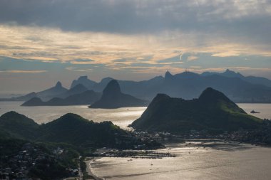 Rio de Janeiro 'nun güzel manzarası ve Parque da Cidade' deki bir belvedere 'den gelen dağ zincirleri - Niteroi, Rio de Janeiro
