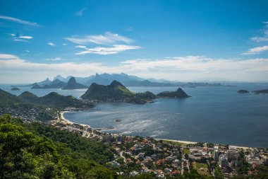 Rio de Janeiro 'nun güzel manzarası ve Parque da Cidade' deki bir belvedere 'den gelen dağ zincirleri - Niteroi, Rio de Janeiro