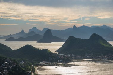 Rio de Janeiro 'nun güzel manzarası ve Parque da Cidade' deki bir belvedere 'den gelen dağ zincirleri - Niteroi, Rio de Janeiro