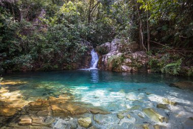 Güzel Cachoeira de Santa Barbara (Saint Barbara Şelalesi) manzarası Chapada dos Veadeiros - Cavalcante, Goias, Brezilya