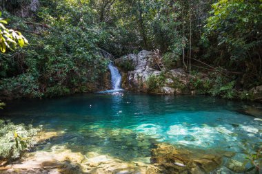 Güzel Cachoeira de Santa Barbara (Saint Barbara Şelalesi) manzarası Chapada dos Veadeiros - Cavalcante, Goias, Brezilya